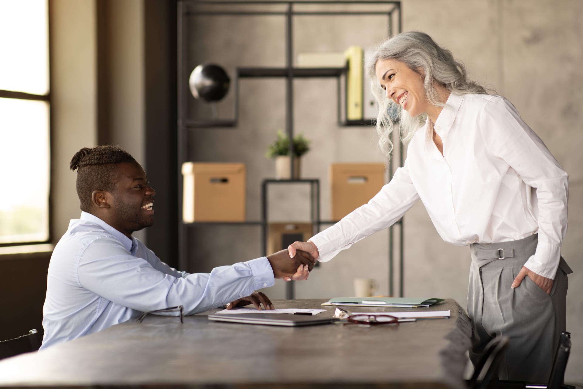 Coachee begr&uuml;&szlig;t eine Coachin beim Kennenlerngespr&auml;ch.