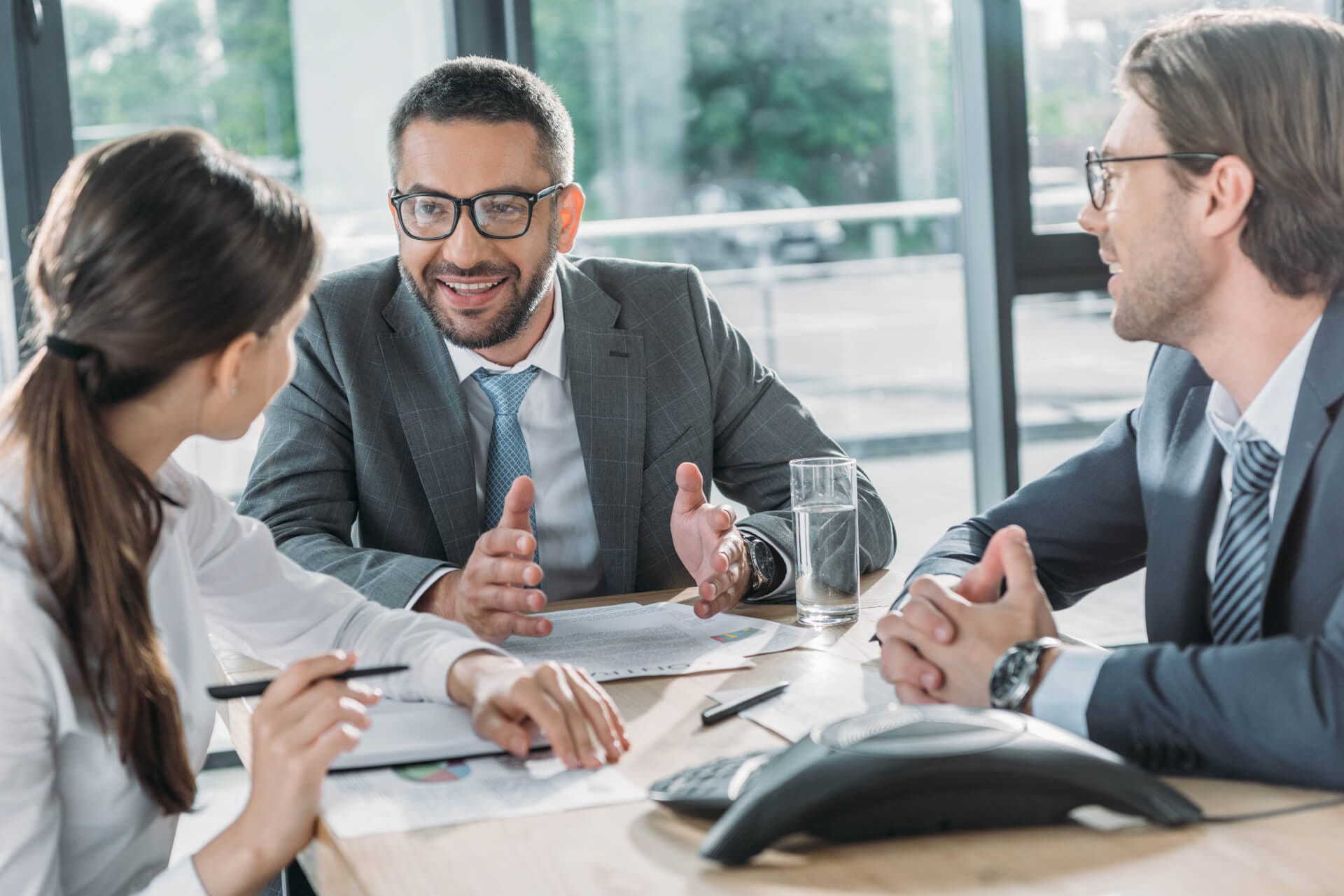 Ein Mentoring zwischen einem Mentor und zwei Mantees im Meetingraum des Unternehmens.