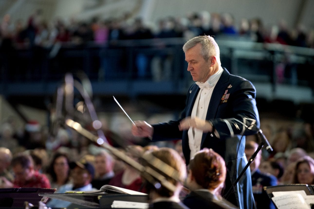 Ein Orchester wird bei einem Konzert vom Dirigenten dirigiert. Sinnbild für tradierende Führungsstile.