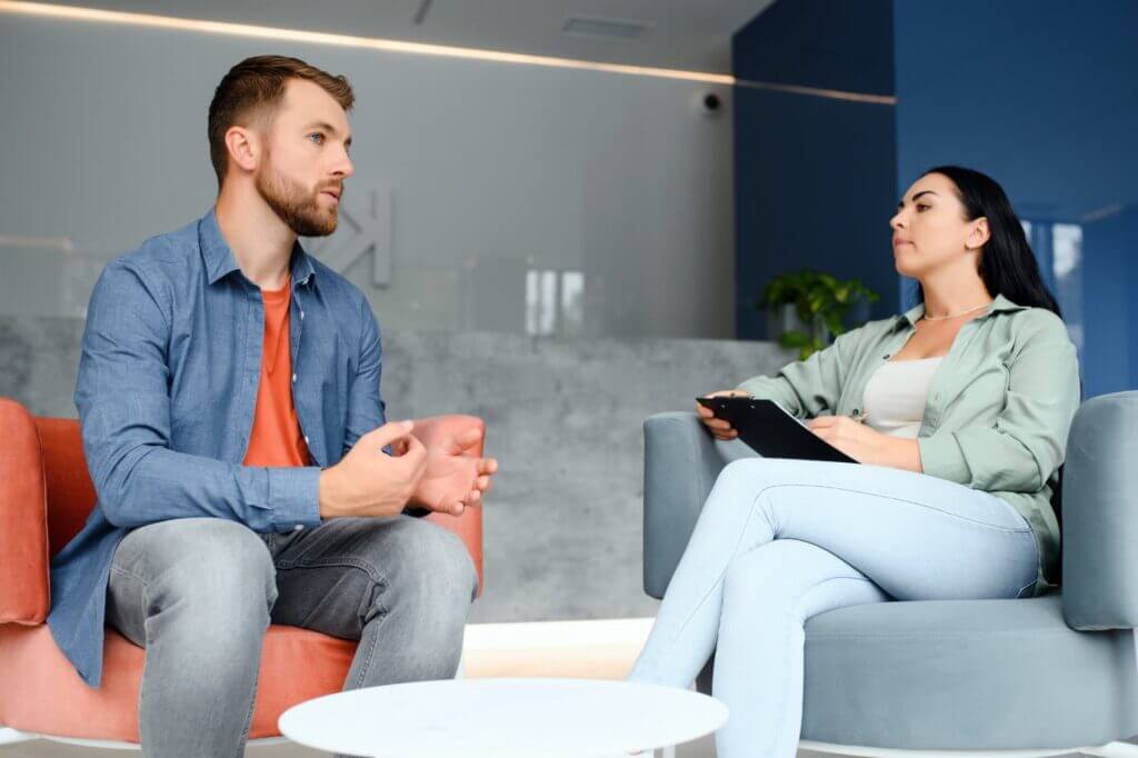 Ein Mann spricht im Coaching über seine Scham.