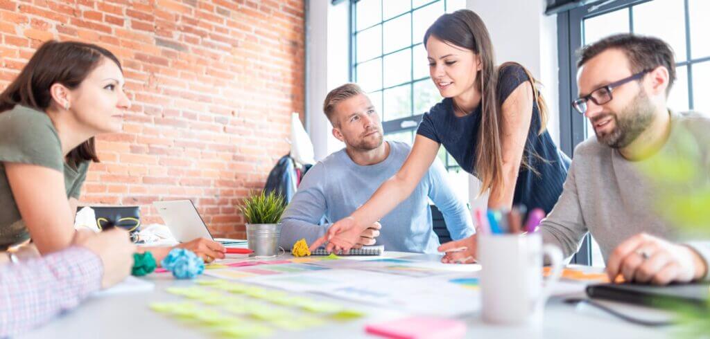 Ein Team von Kollegen erarbeitet eine kreative strategische Lösung für ein Projekt.