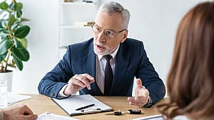 Ein Berater im Consulting-Gespräch mit einem Mann und einer Frau. Symbolisches Bild für Consulting in Nürnberg, Fürth, Erlangen und online.