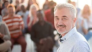 Ein Coach spricht während einer Life Coach und Business Coach Ausbildung vor einer Gruppe. Sinnbild für eine Coaching Ausbildung in Nürnberg, Bayern, Berlin, Wölmersen, Rheinland-Pfalz.