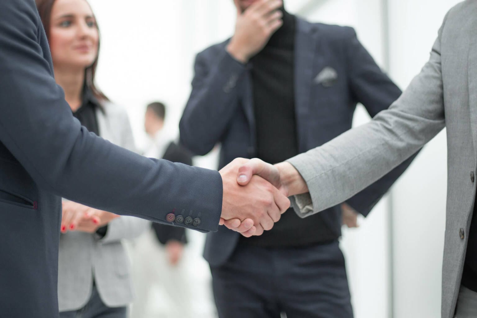 Handschlag zweier Geschäftspartner. Symbolisches Bild für professionelle Mediation im Raum Nürnberg, Fürth, Erlangen und Online.