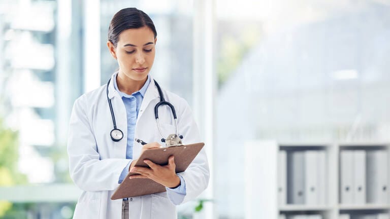 Eine &Auml;rztin leistet therapeutische Beratung im Klinikum. Symbolisches Bild f&uuml;r Arbeit in den Bereichen Medizin, Pflege und Therapie.