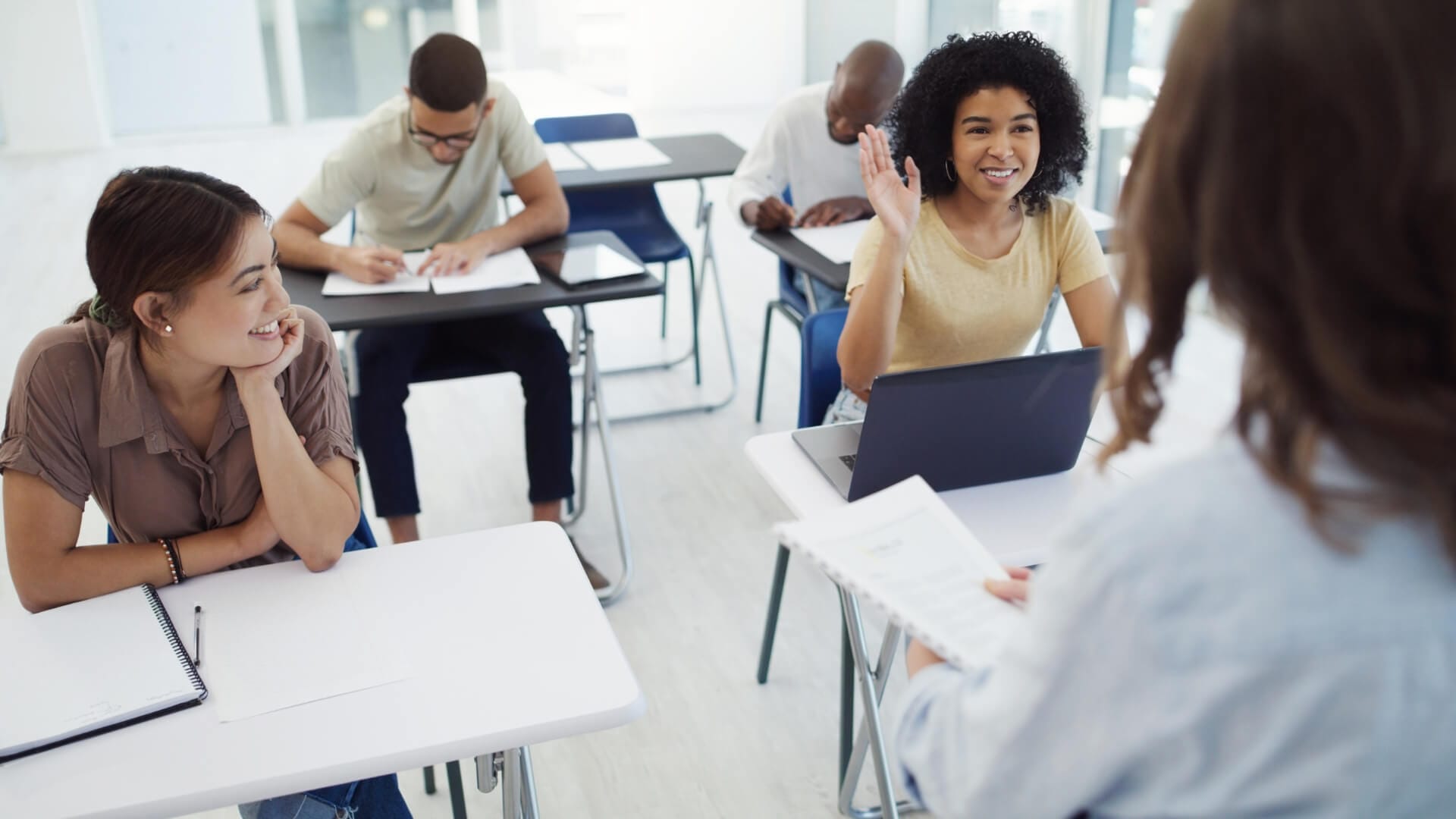 Eine Gruppe von Menschen sitzt im Unterricht. Symbolische Darstellung für die Bereiche Pädagogik und Bildung.