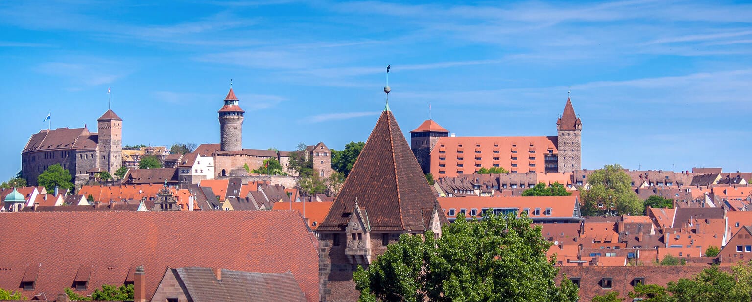 Blick auf die Skyline der Innenstadt und die Kaiserburg in Nürnberg