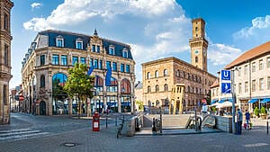 Blick auf die Innenstadt, U-Bahn-Station Rathaus und das Rathaus in Fürth. Fürth ist einer der drei proCEO Standorte.