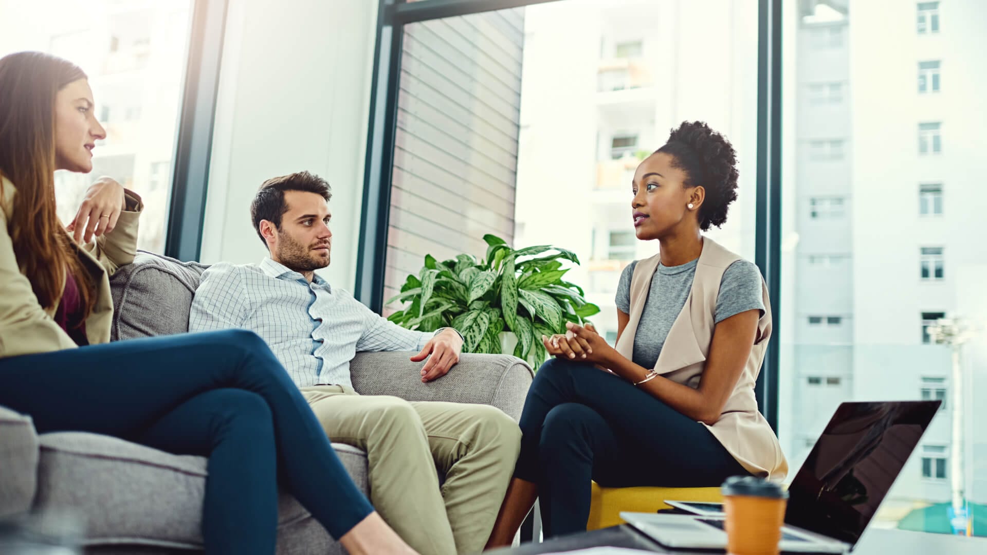 Eine Mediatorin schlichtet einen Konflikt zwischen einer Mitarbeiterin und einem Mitarbeiter.