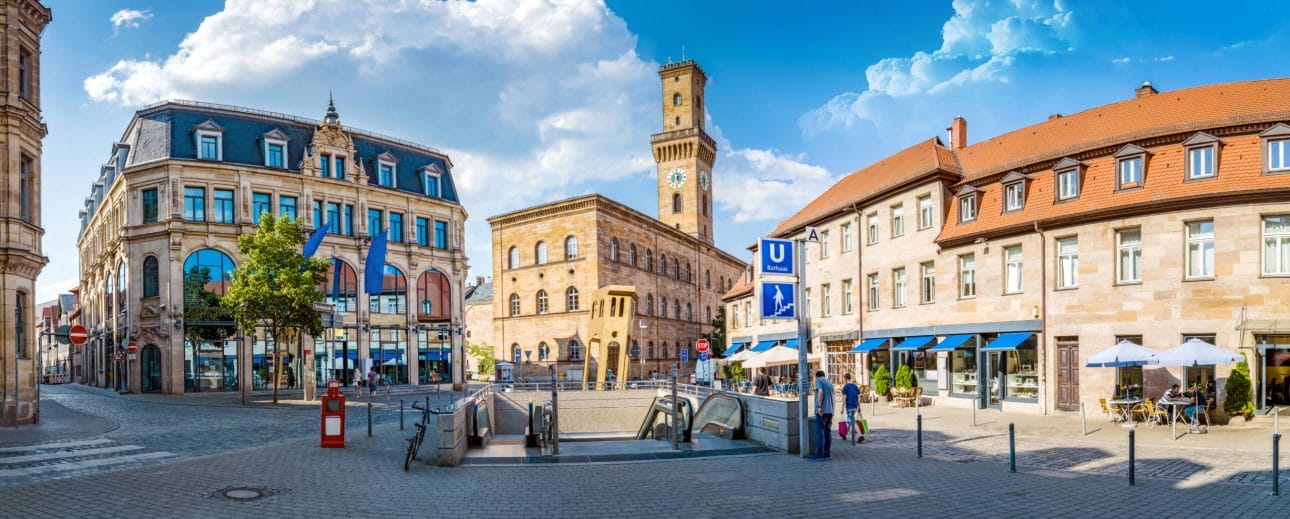 Blick auf die Innenstadt, U-Bahn-Station Rathaus und das Rathaus in Fürth. Fürth ist einer der drei proCEO Standorte.