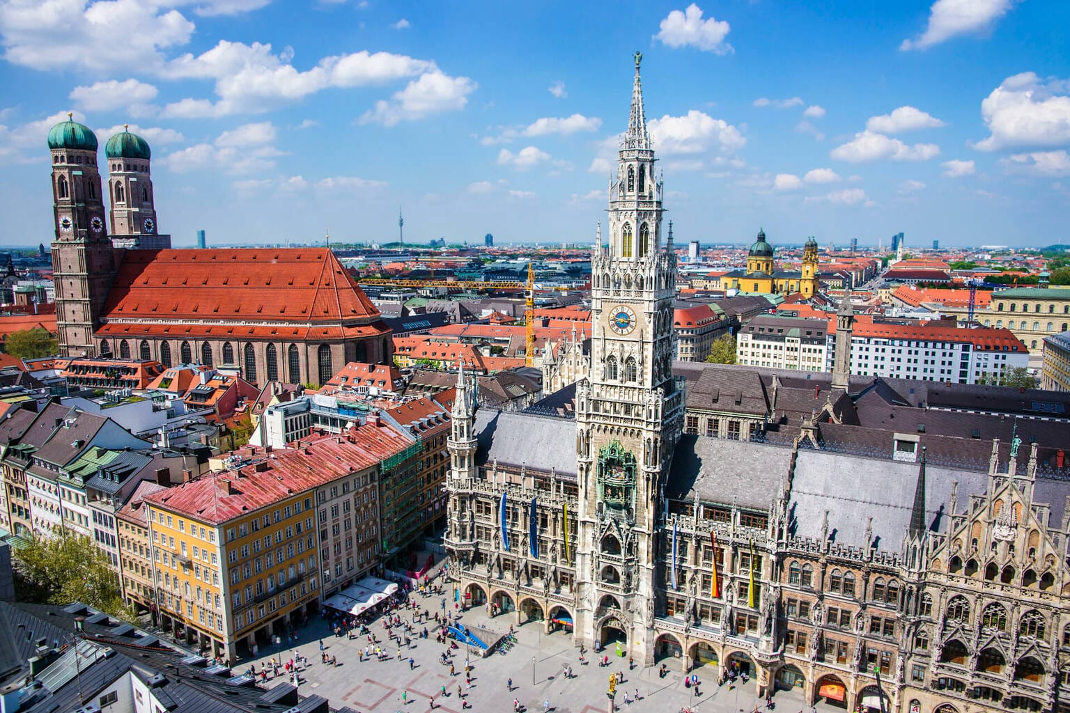 Blick auf die Innenstadt, den Marienplatz, die Frauenkirche und das Rathaus in München