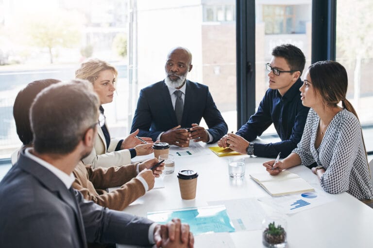 Ein Berater hört einer Klientin während eines Team-Meetings zu. Sinnbild für eine Karriere als Berater:in, um Führungskräfte und Teams in Organisationen durch gezielte Beratungsprozesse zu unterstützen, um Zusammenarbeit, Leistung und organisatorische Ziele effizienter zu erreichen und nachhaltig zu optimieren.