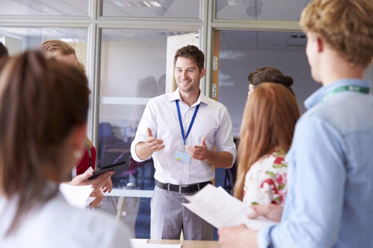 Ein angestellter Supervisor berät seine Kolleg:innen während einer Versammlung. Sinnbild, um nach einer Supervision Ausbildung, Supervision in Kliniken, Schulen, sozialen Einrichtungen, Beratungsstellen oder Unternehmen anzubieten, um die professionelle Entwicklung und Effektivität der Mitarbeiter:innen im Arbeitsalltag zu verbessern.