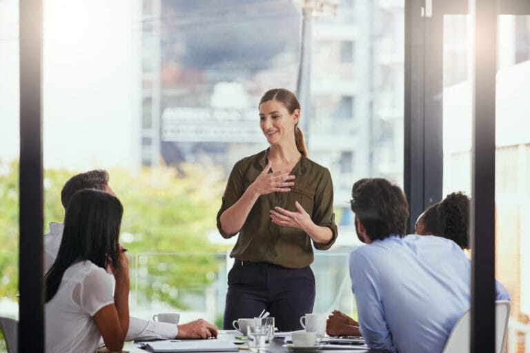 Eine Supervisorin begleitet ein Team durch einen Veränderungsprozess. Sinnbild für Organisationsentwicklung von Teams zur Steigerung der Resilienz und Effektivität.